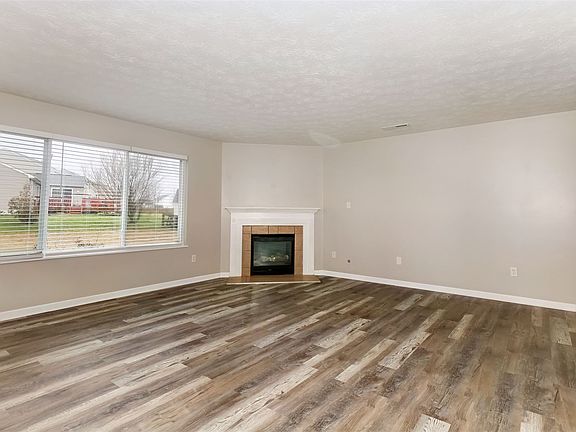 4th image of 81 Ascot Glen Dr