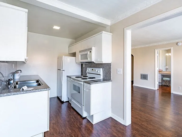 Lindbrook Manor Apartments Kitchen