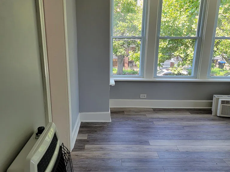 2418 State St #5 — Photo 6