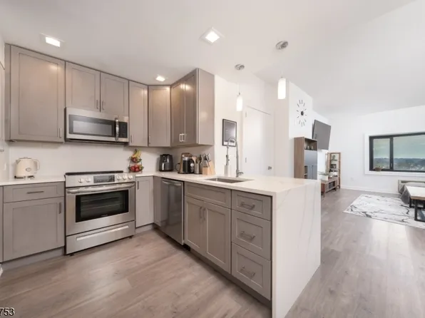 1 Carriage City Plz #808, Rahway City, NJ 07065