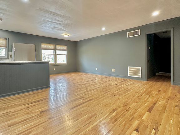 4th image of 718 E Maple Ave E #K