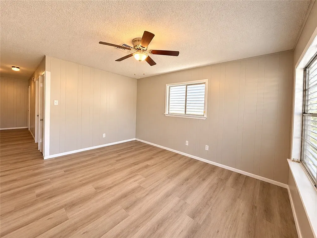 3 bed, 1.5 bath, 960 sqft, $1,600 — Photo 3
