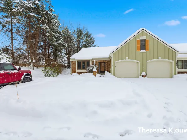 17496 Meadow Wood Rd, Spring Lake, MI 49456