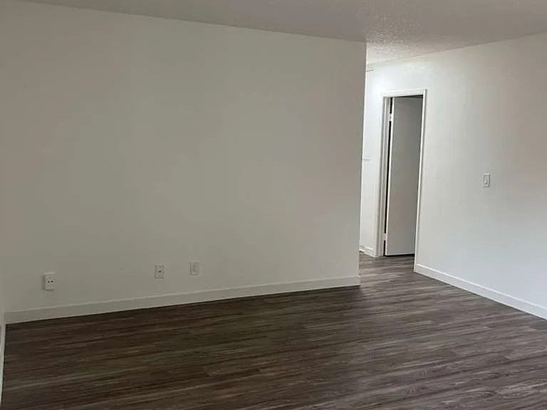 1422 Holly Ave — Photo 2