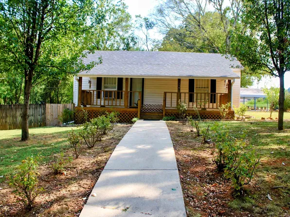 216 Shannon St, Muscle Shoals, AL 35661