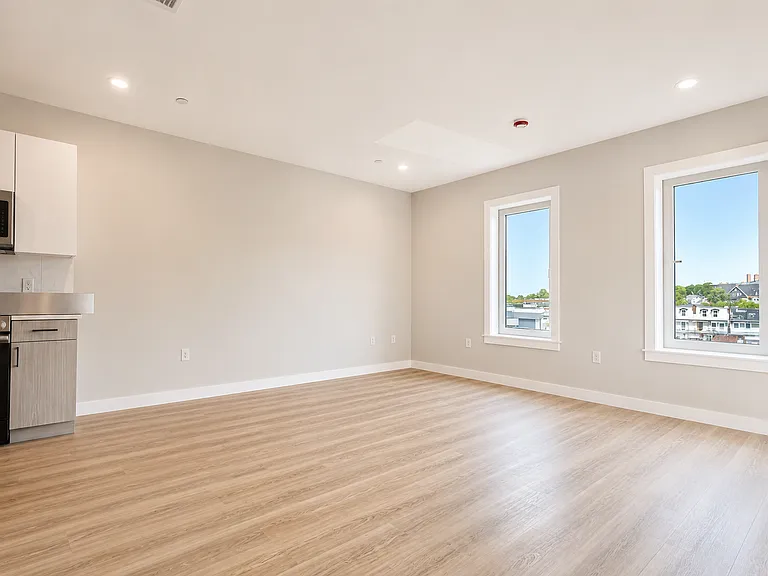 1305 Hyde Park Apartments — Photo 19