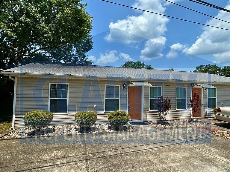 209 Hughes Ave NW — Photo 2