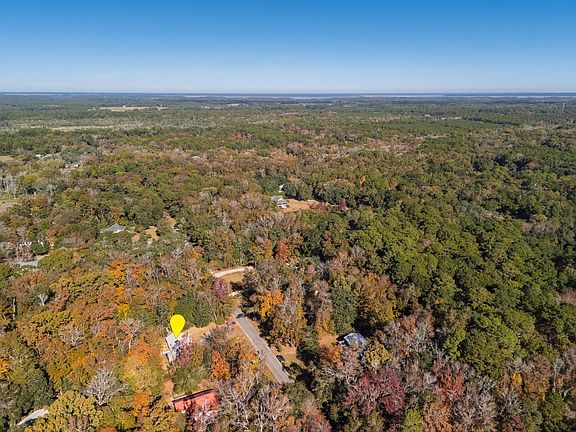 3rd image of 875 Crawford Dr