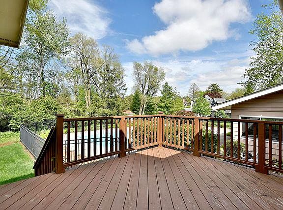 4th image of 22W422 Elmwood Dr