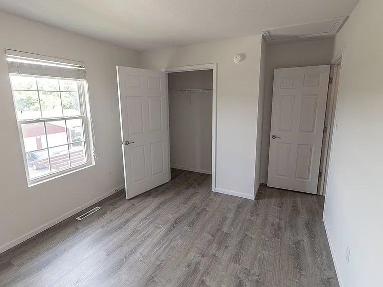 3310 E Saint Charles Rd — Photo 18