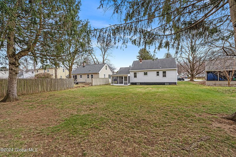 4th image of 301 Stoodley Place Place