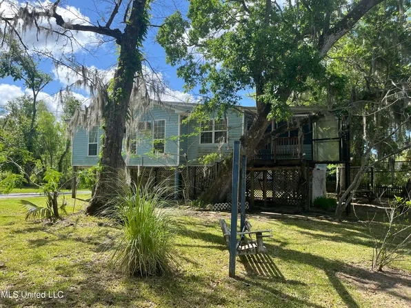 9601 Riverlodge Dr, Moss Point, MS 39562
