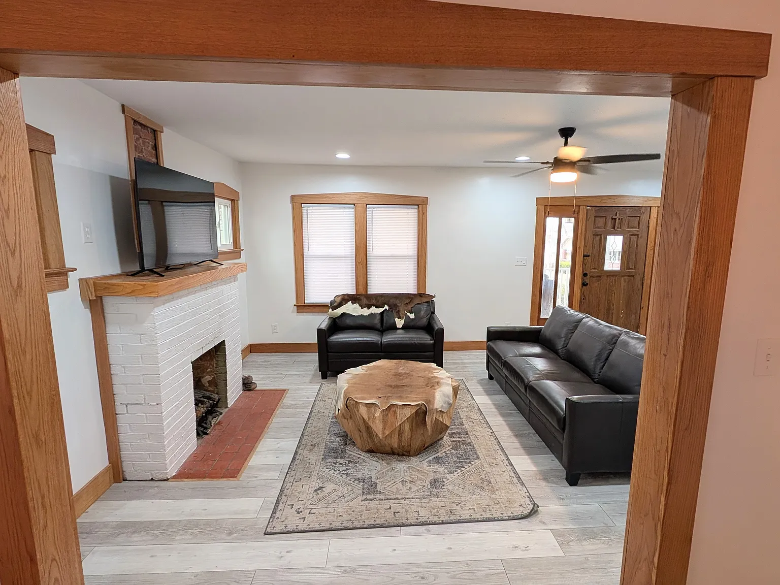 2 bed, 1.5 bath, 1330 sqft, $1,900 — Photo 2