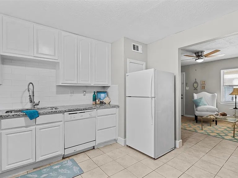 918 Winnie St #104 — Photo 5