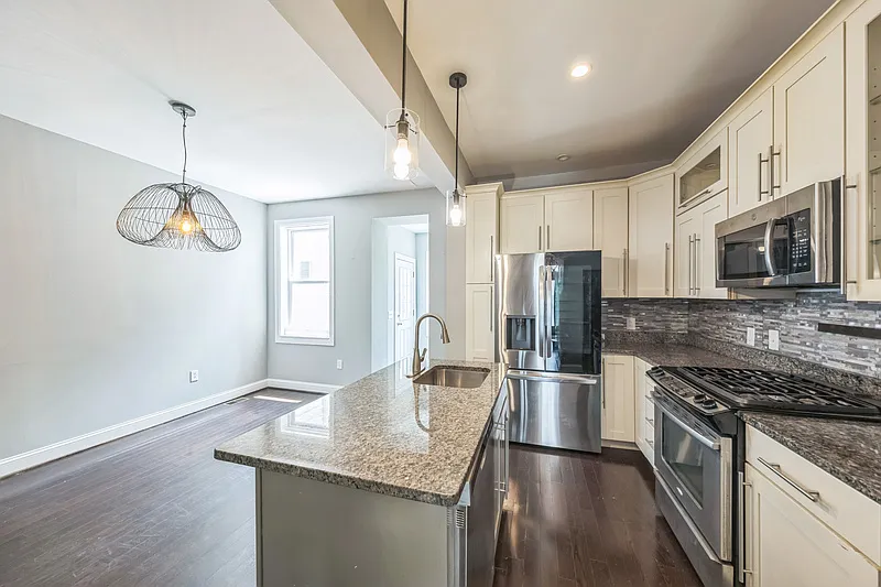 4 bed, 2.5 bath, 1384 sqft, $3,700 — Photo 3
