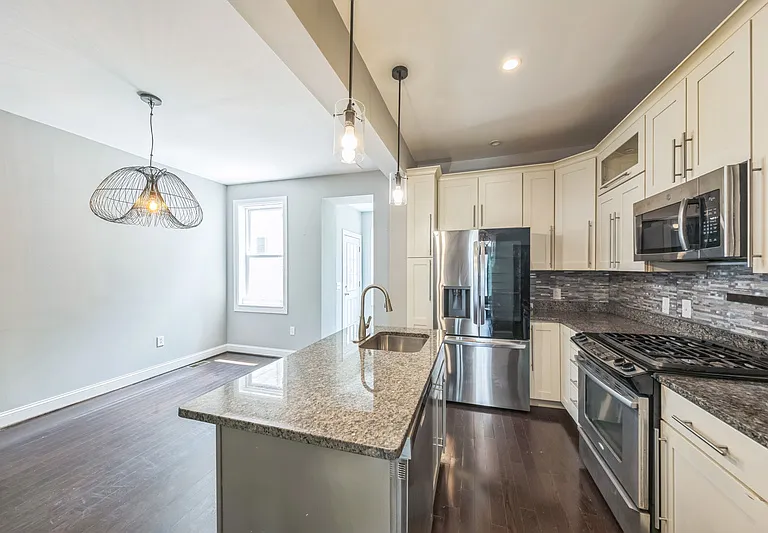 723 K St NE — Photo 3