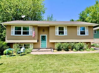 345 Woodland Dr, Grayslake, IL