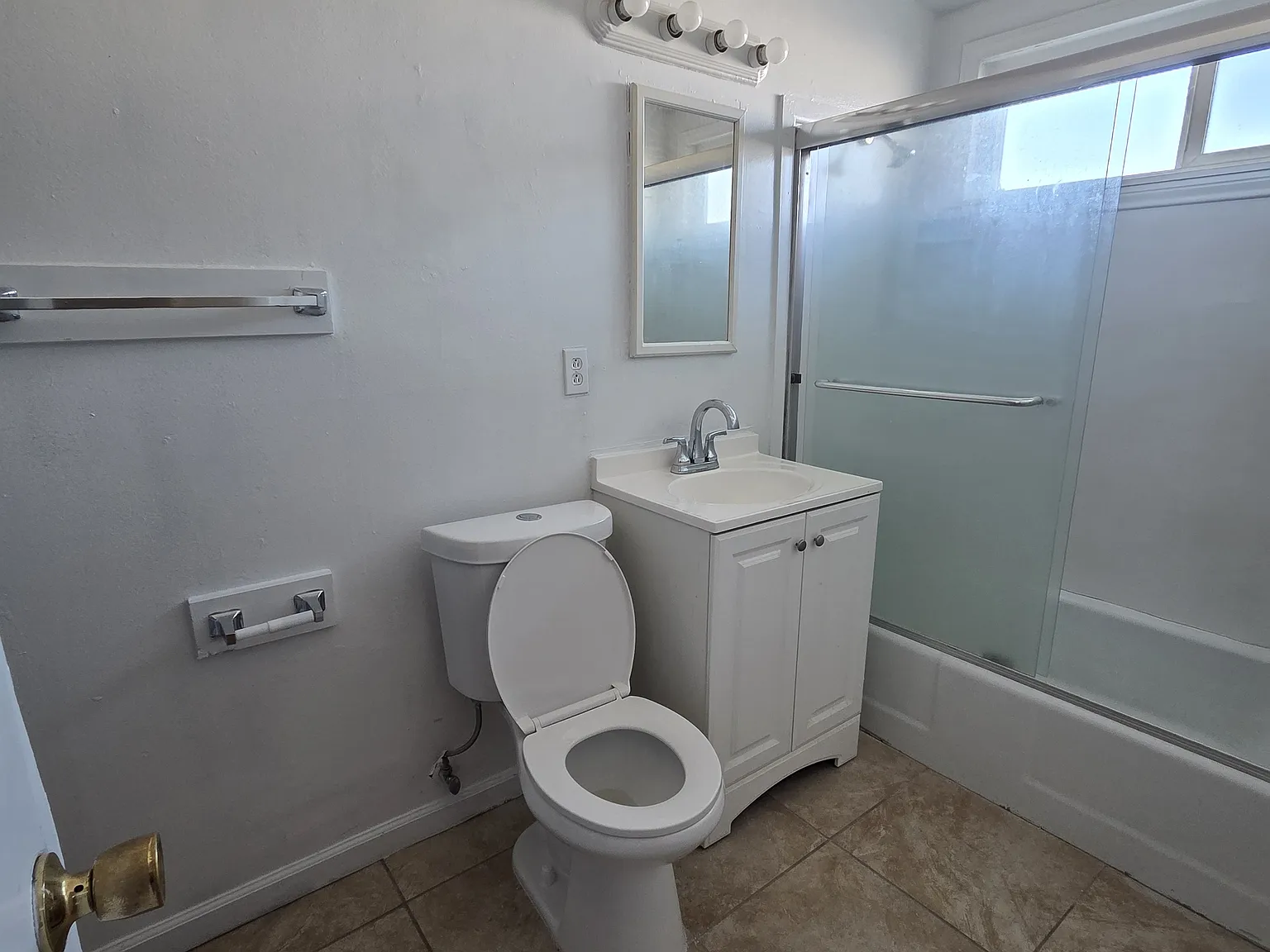 2 bed, 900 sqft, $1,300 — Photo 2