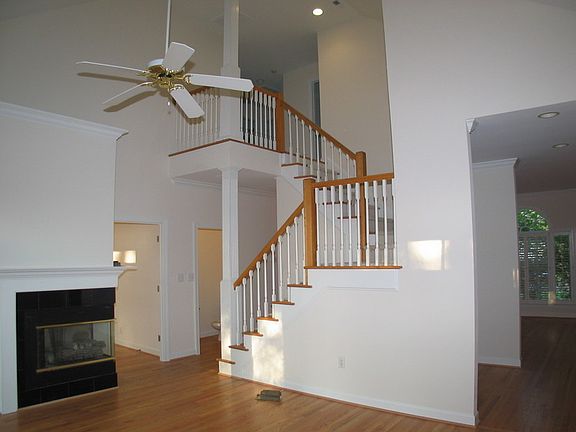 Living Room : Vaulted ceiling