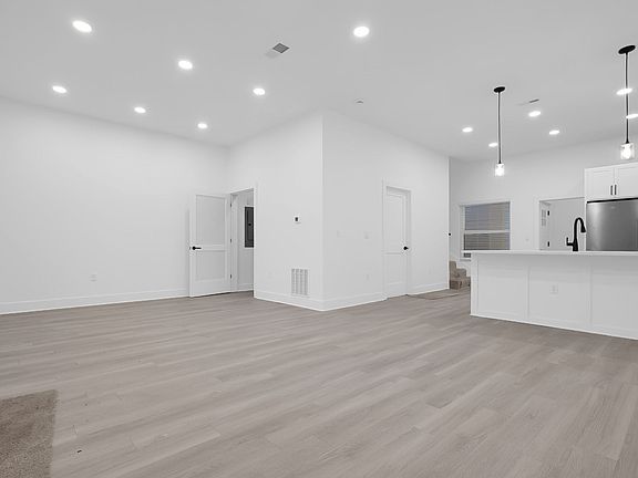 2nd image of 932 Wagner St
