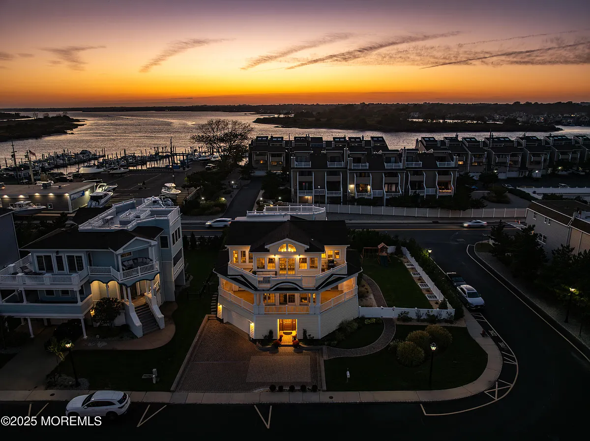 Building Photo - 2 Tradewinds Ln