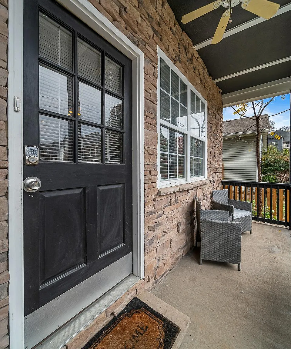3 bed, 2.5 bath, 2287 sqft, $4,000 — Photo 2