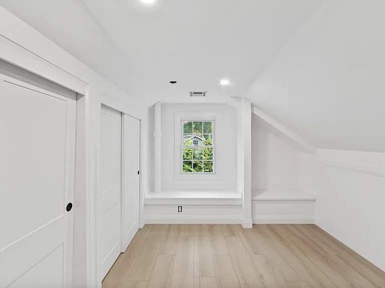 32 Brook St — Photo 17
