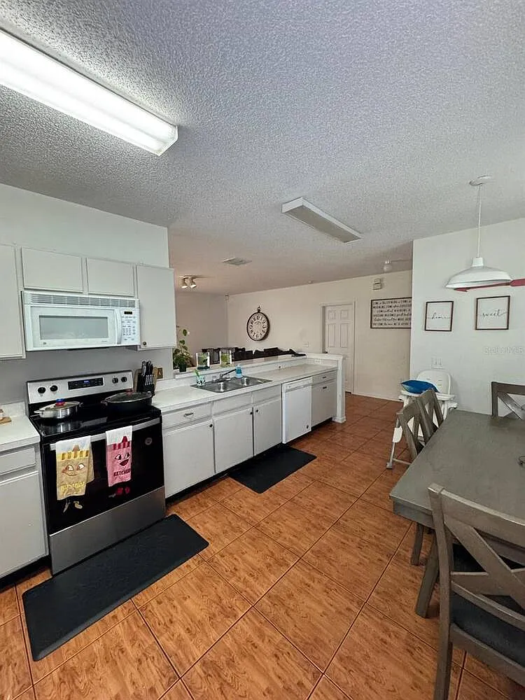 3 bed, 2.0 bath, 1377 sqft, $2,000 — Photo 2