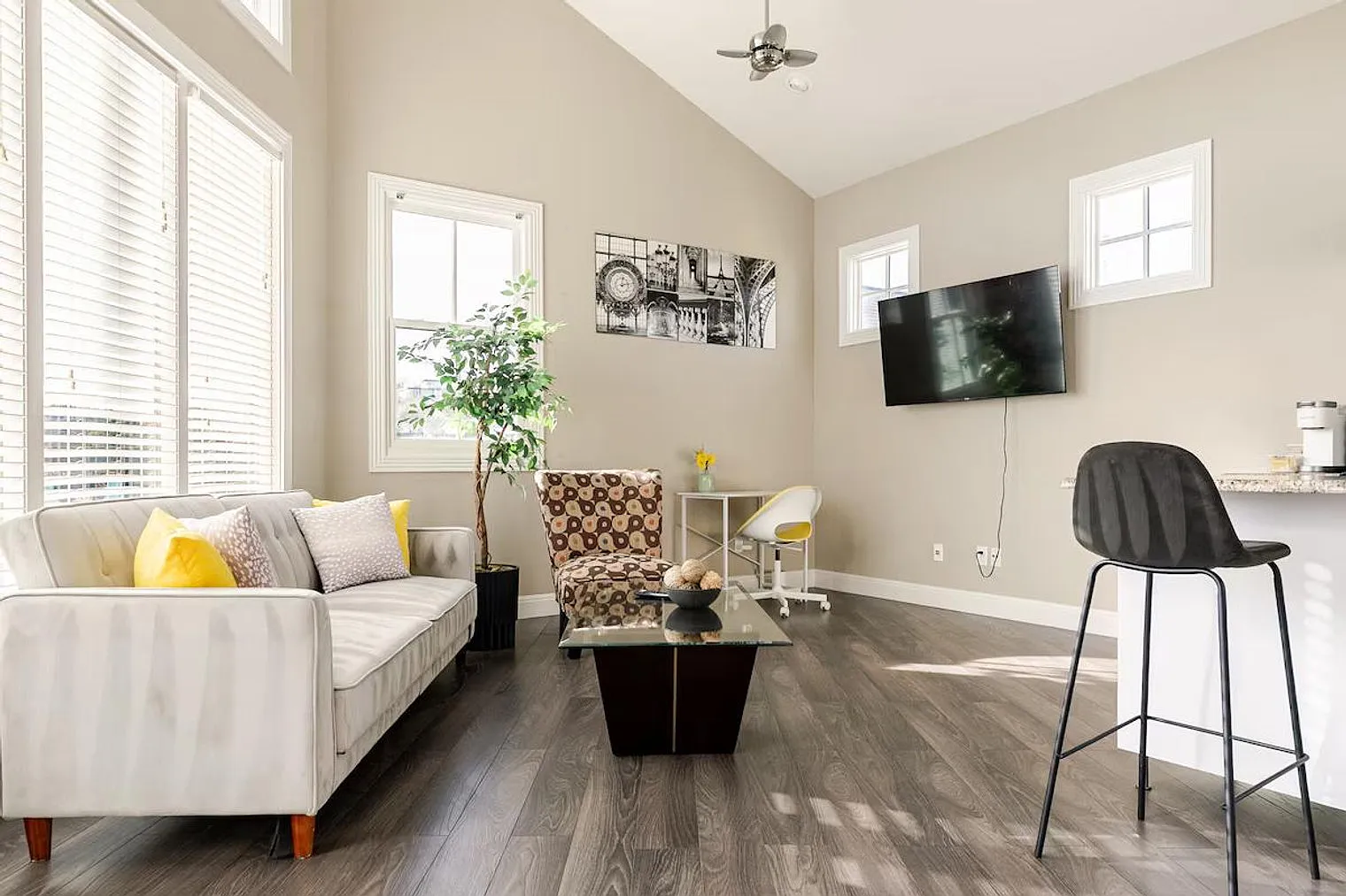 1 bed, 1.0 bath, $7,681 — Photo 3