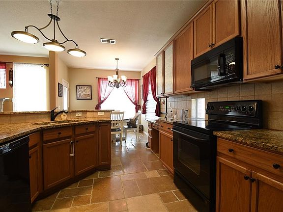 4th image of 624 Primavera Dr