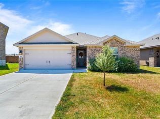 108 Donegal St, Sinton, TX 78387