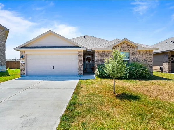 108 Donegal St, Sinton, TX 78387