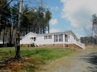 1005 Hillcrest View Dr, Walnut Cove, NC 27052