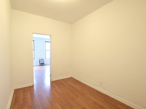 4th image of 113 Graham Ave #2B