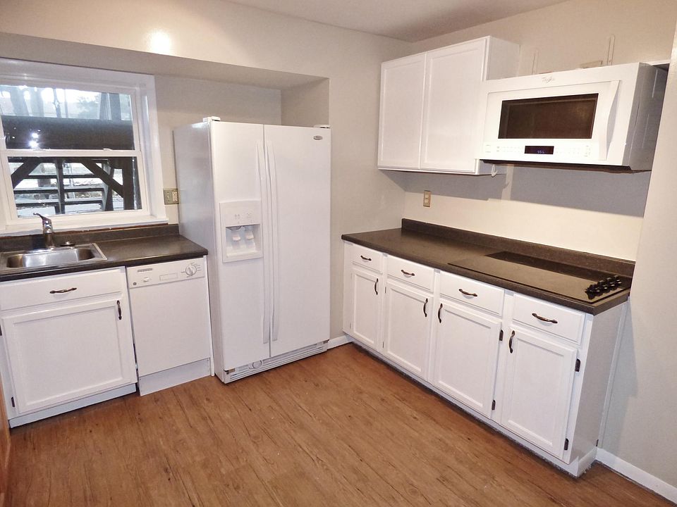 Full Kitchen with Dishwasher, Large Frig(water and Ice in do