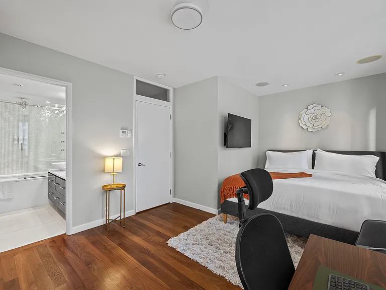 459 W 44th St #C — Photo 30