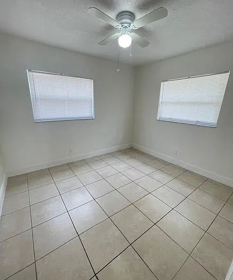 121 NW 7th Ct — Photo 32