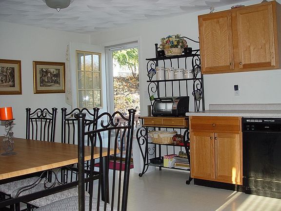  Bright and sunny kitchen 18x12 includes stove, dishwasher, microave