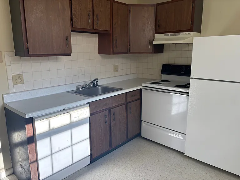 40 Dinan Dr #4 — Photo 1