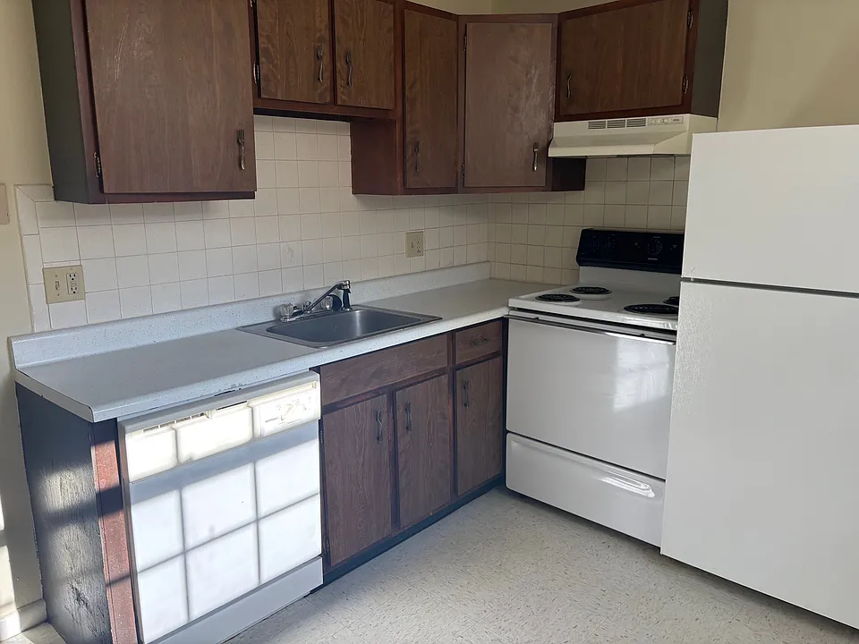 40 Dinan Dr #4