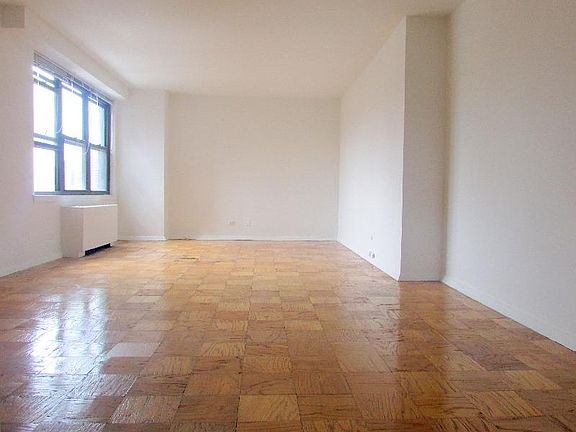 4th image of 220 E 82nd St
