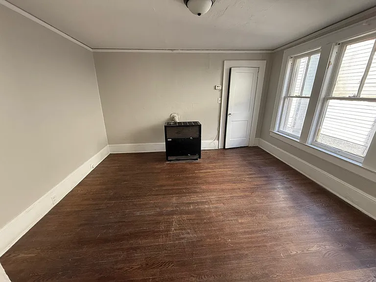 209 Oakwood St #2 — Photo 4
