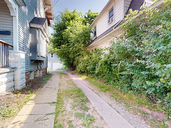 2nd image of 634 Park Ave W #634