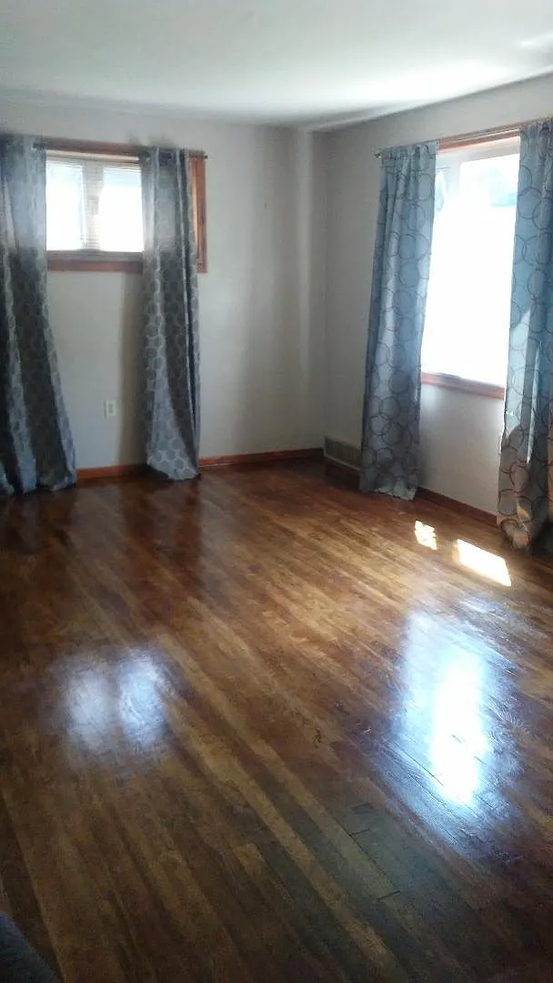 3 bed, 1200 sqft, $1,300 — Photo 2
