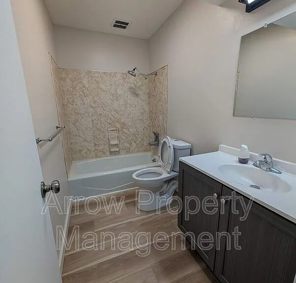1004 18th St #203 — Photo 11