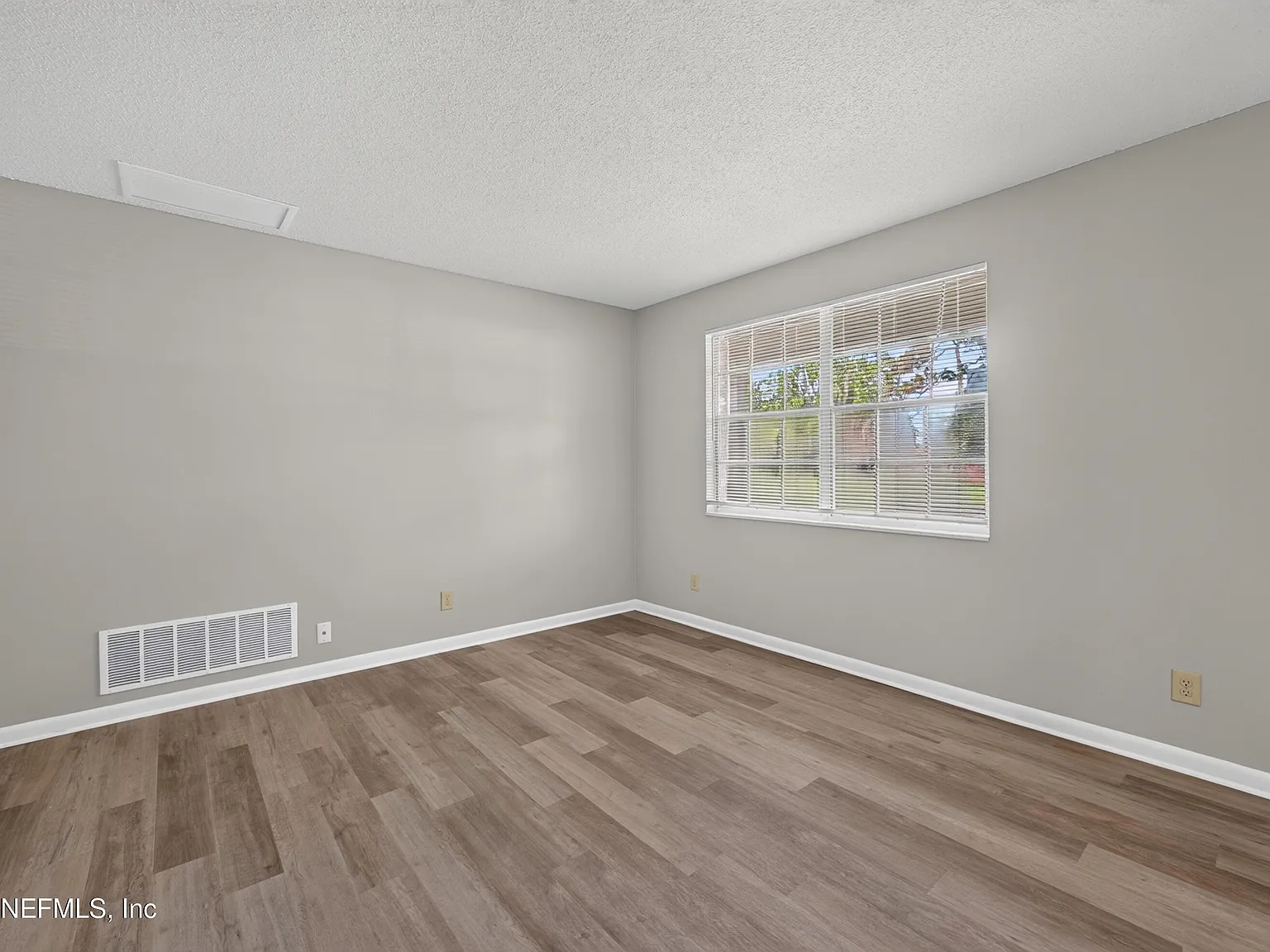 3 bed, 2.0 bath, 1212 sqft, $1,930 — Photo 4