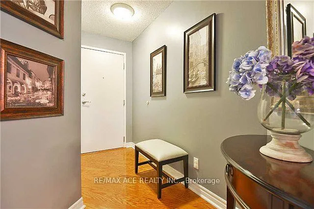 2261 Lake Shore Blvd W #301 — Photo 3