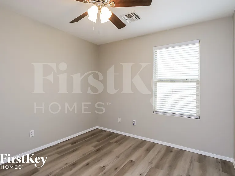 941 E Leslie Ave — Photo 11
