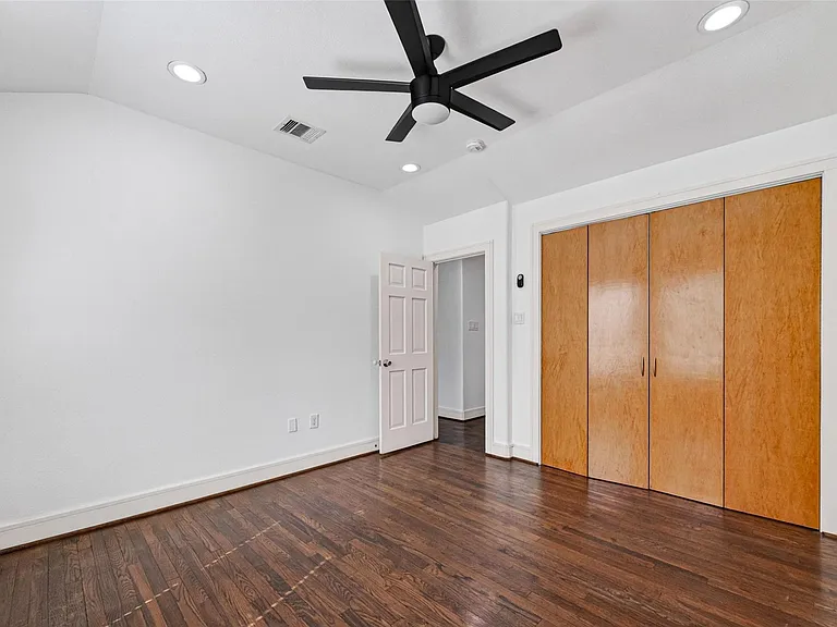 7030 Sidney St — Photo 22
