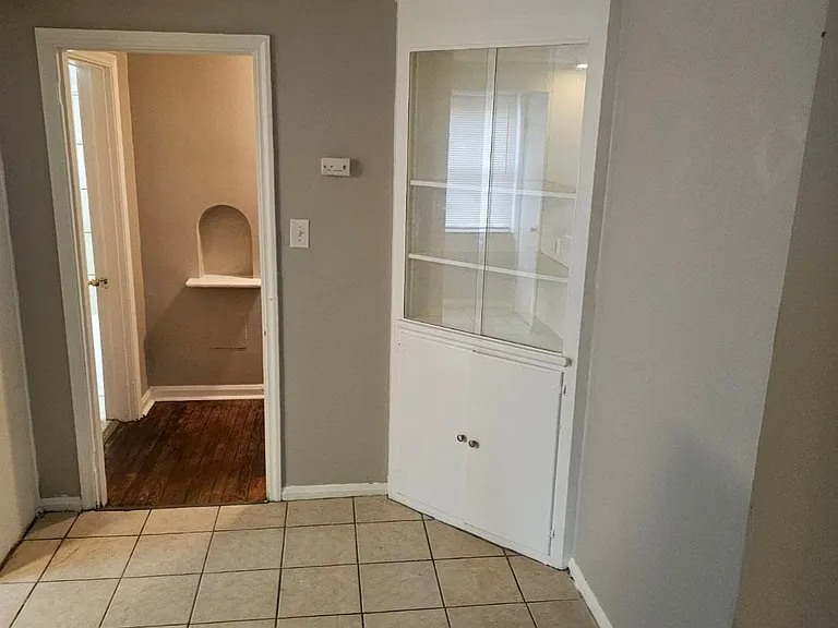 5647 Hamilton Ave #4 — Photo 3